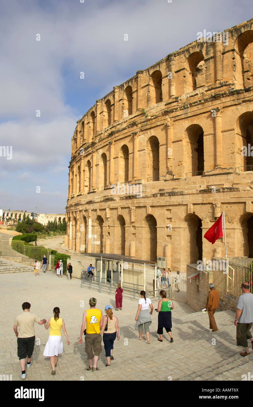 Touristen gehen Sie die Schritte in Richtung Haupteingang des alten römischen Colloseum gegen blauen Wolkenhimmel el Jem Tunesien vertikal Stockfoto