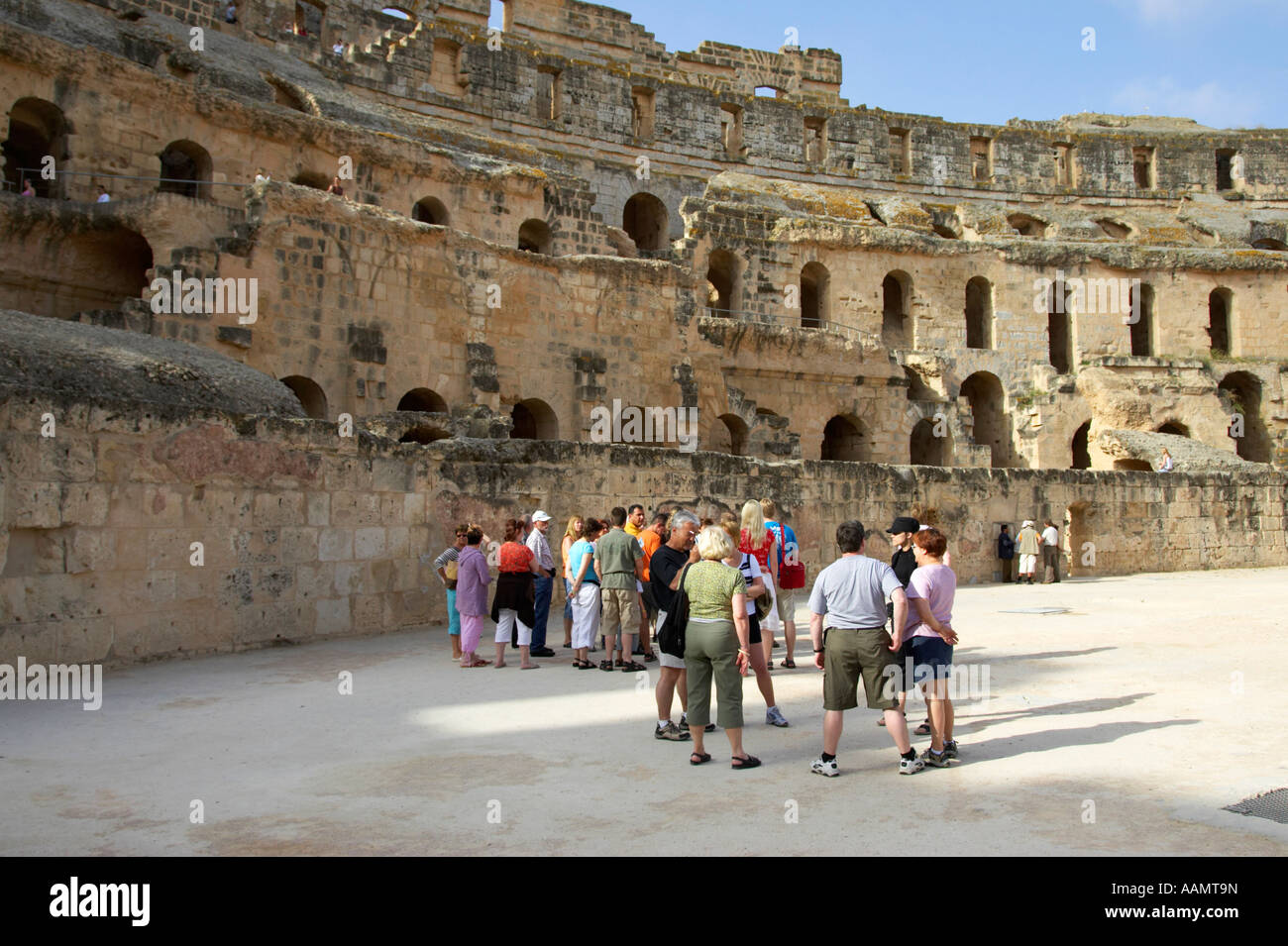 Gruppen von Touristen und Guides in der Hauptarena des alten römischen Kolosseum in el Jem Tunesien Stockfoto