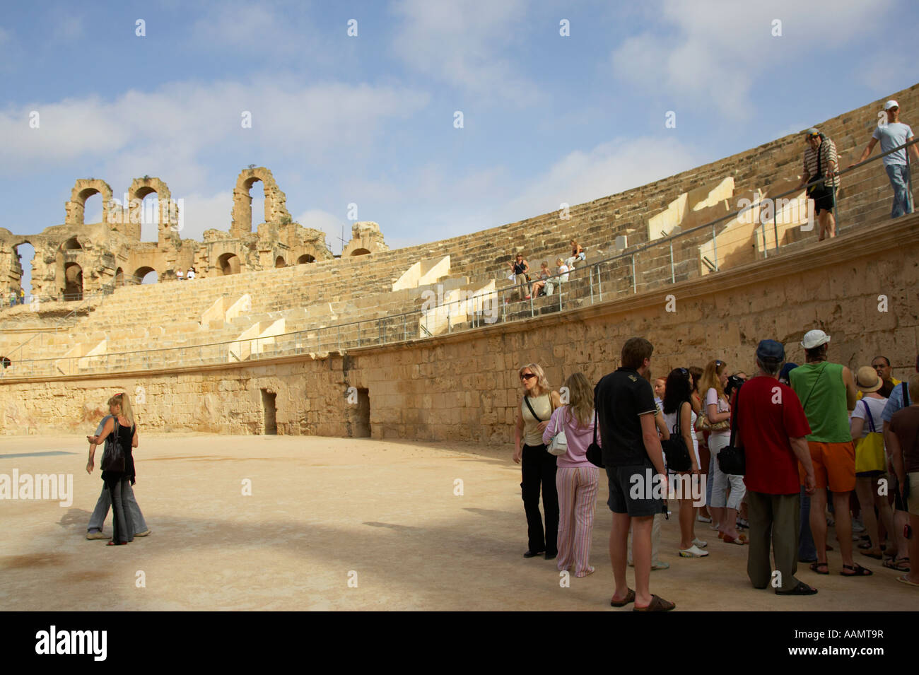 Gruppe der Touristen und Führer in der Hauptarena Etage des alten römischen Kolosseum in el Jem Tunesien Stockfoto