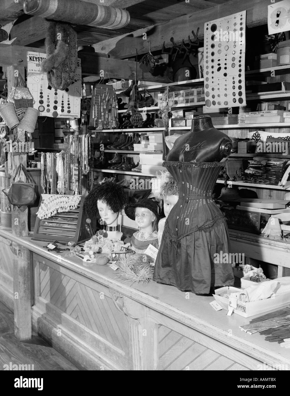 INNENRAUM DES BAUERNHOF-MUSEUMS IN LANCASTER PA EINGERICHTET WIE EINE ALTE DORFLADEN MIT NÄHEN BEGRIFFE SCHUHE KORSETT HÜTE ETC.. Stockfoto