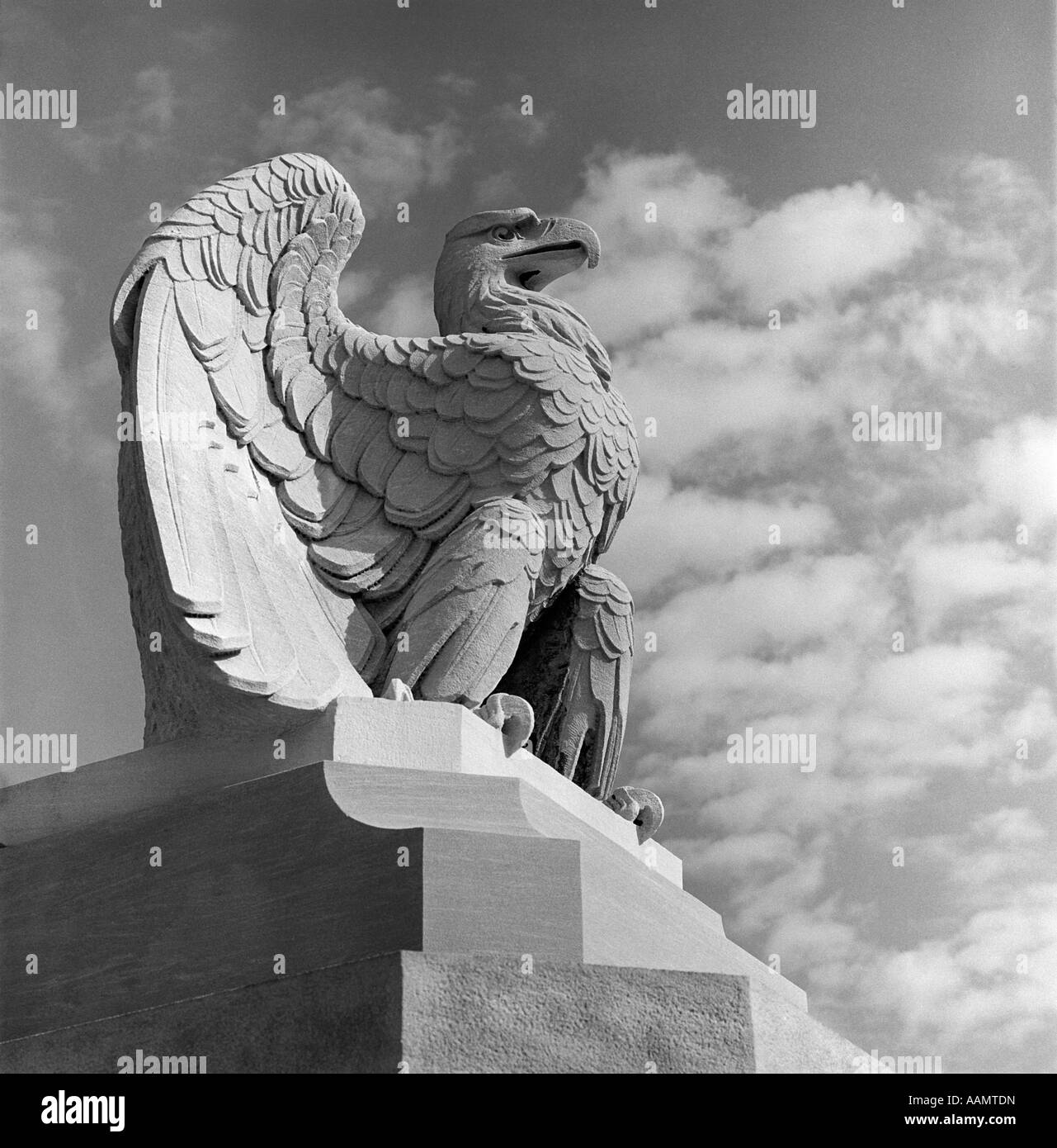 EAGLE STATUE GEGEN HIMMEL WOLKEN ADLERFLÜGEL REGIERUNG VERTEILT FEDERN KRALLEN GEWELLT ÜBER RAND DER BASIS PHILADELPHIA 30TH STREET Stockfoto