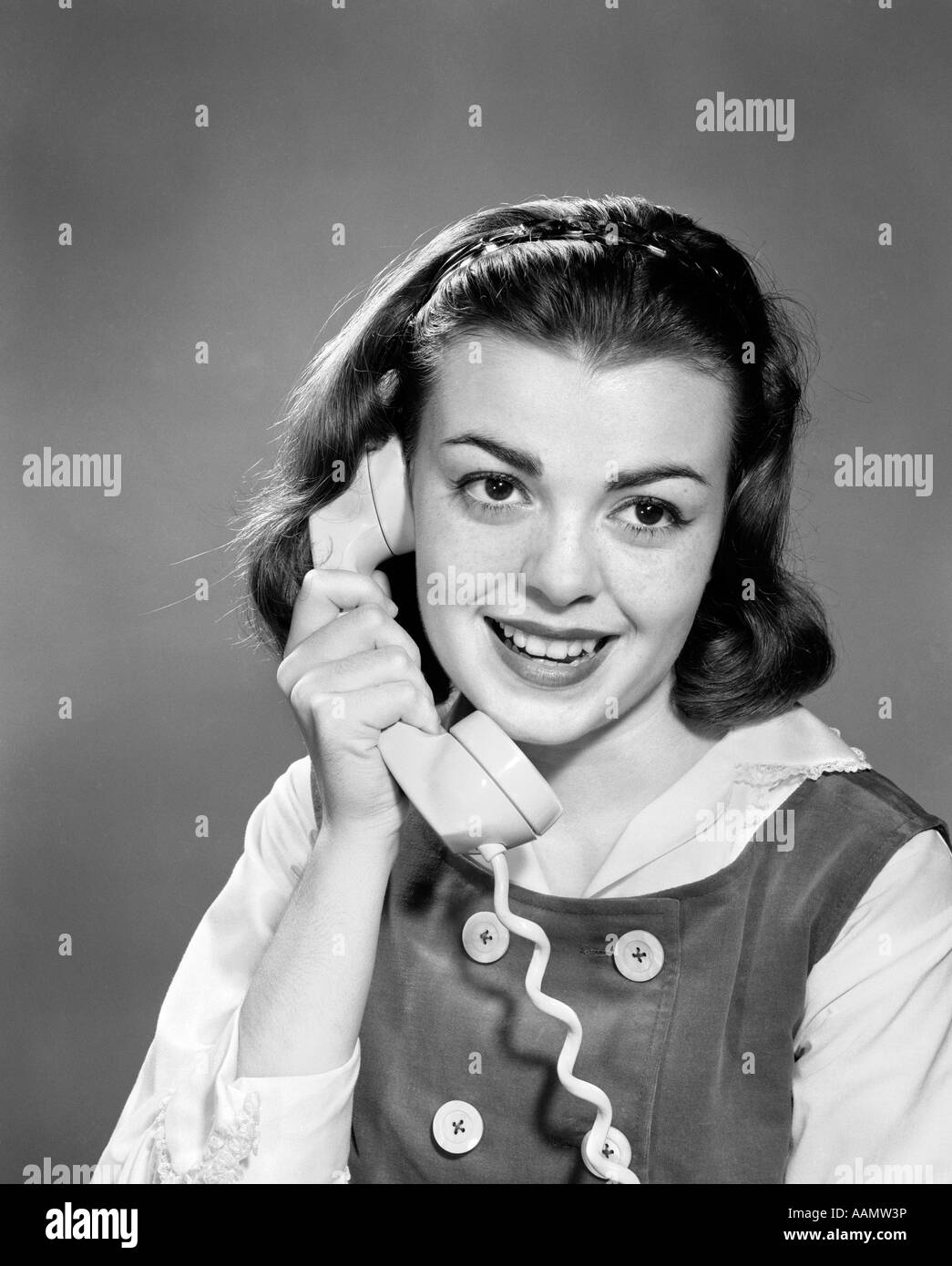 1950S 1960S JUNGE FRAU AM TELEFON Stockfoto