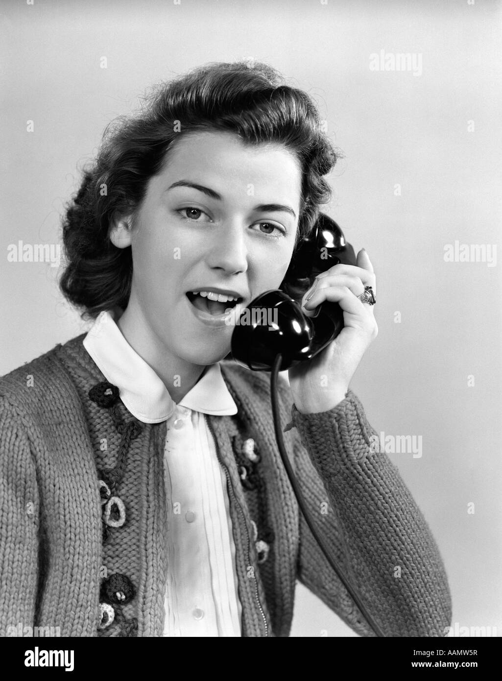 1940S 1950S JUNGE FRAU AM TELEFON Stockfoto