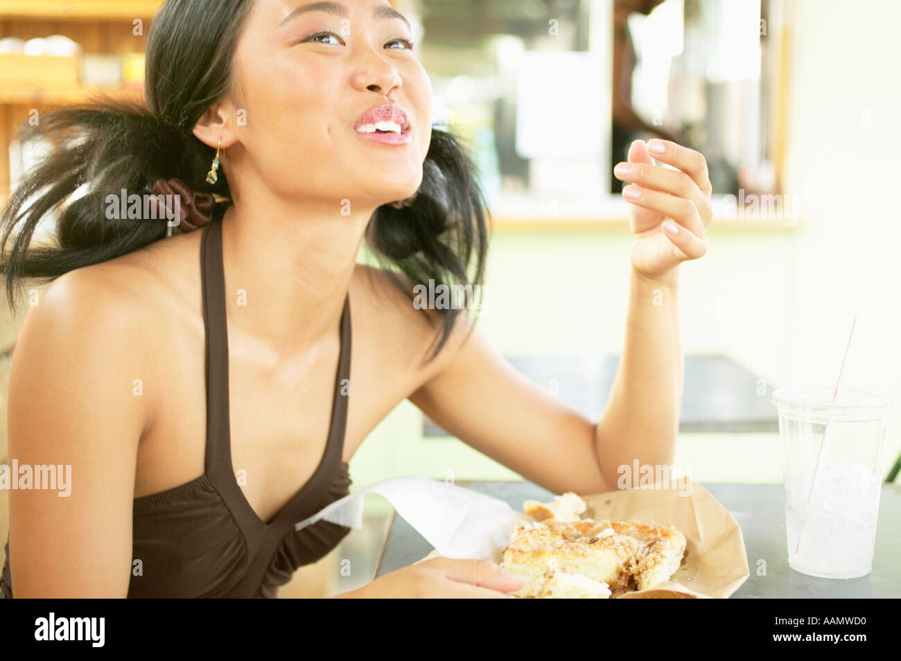 Teenager-Mädchen essen Sandwich im café Stockfoto