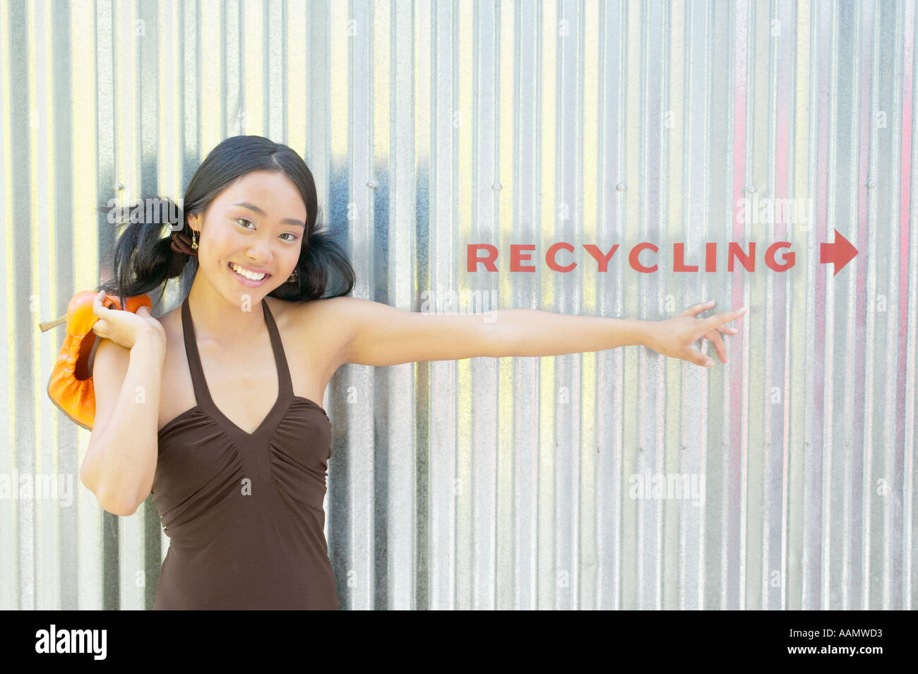 Porträt der Frau zeigt bis zum recycling Zeichen Stockfoto