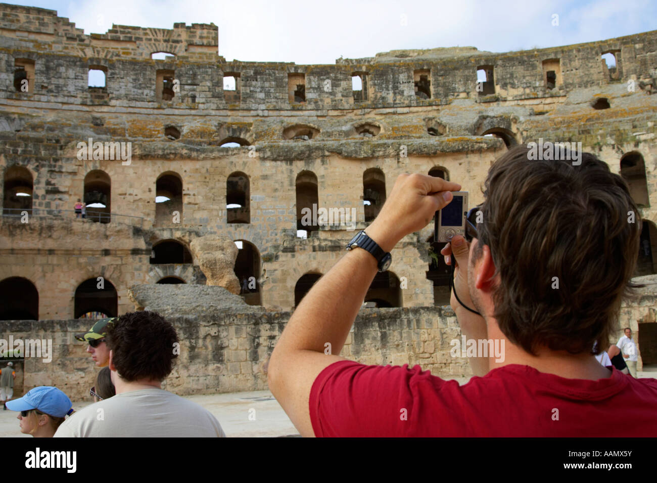 kanadische männliche Touristen nehmen Foto von Tiers aus der Arena-Etage des alten römischen Kolosseum in el Jem Tunesien Stockfoto