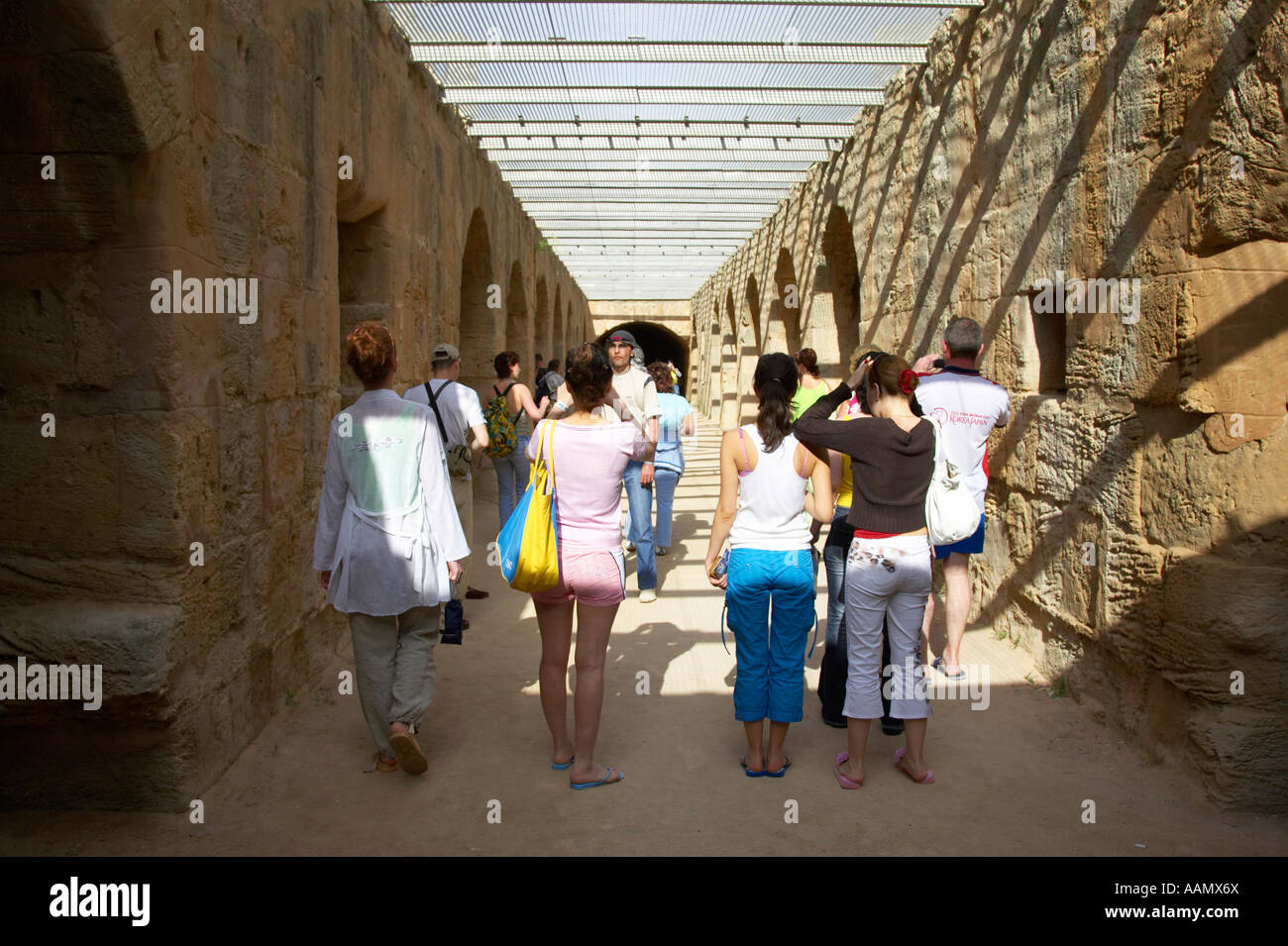 Touristen unter der Hauptarena Etage des alten römischen Kolosseum in el Jem Tunesien Stockfoto