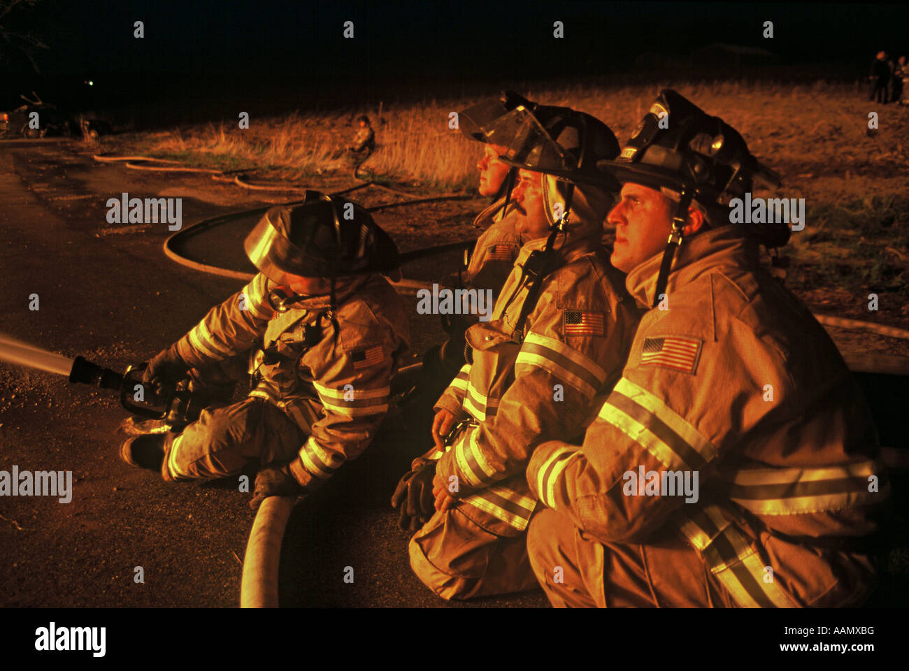 Eine Feuerwehr vor einem Haus Feuer d. h. ein hoffnungsloser Fall und konnte nicht gespeichert werden.  Beobachten das Feuer mit einem Feuerwehrschlauch im han Stockfoto