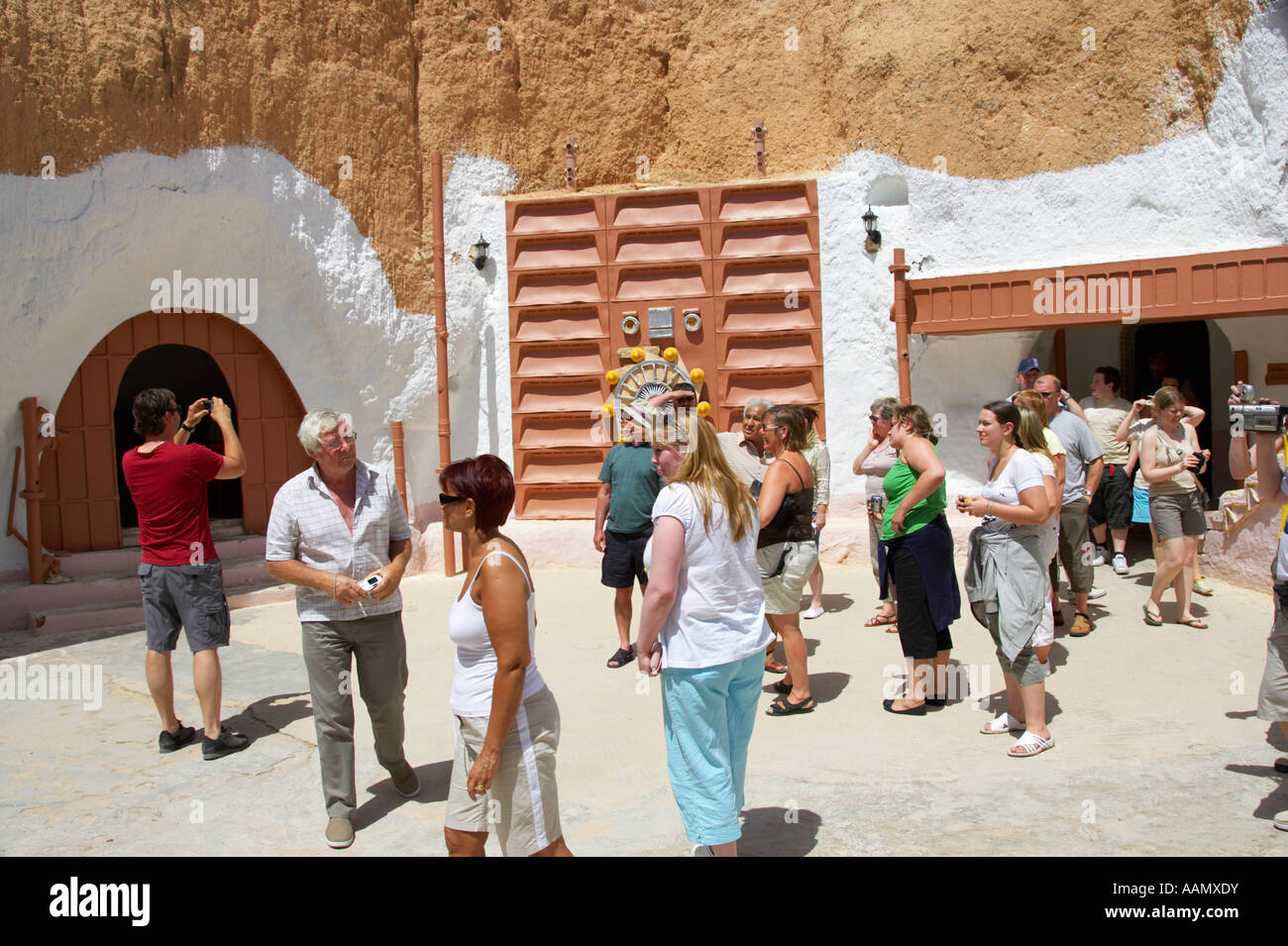 Trainer-Last von britischen Touristen besuchen das Sidi Driss Hotel Tiefgarage in Matmata Tunesien Szene von Star Wars-Filmen Stockfoto