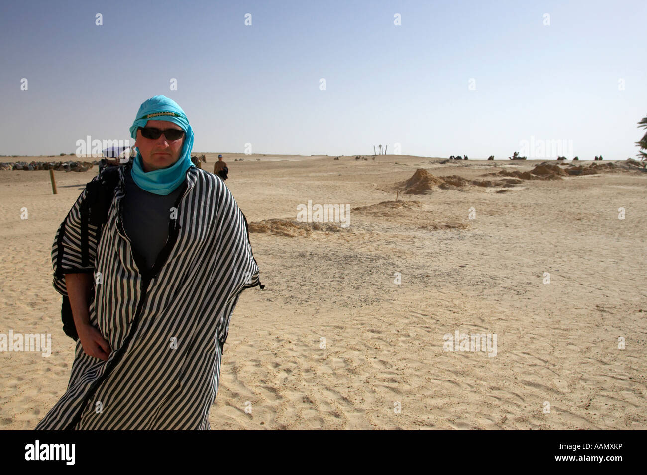 männliche Touristen mit Sonnenbrille gekleidet für Kamel Reise in die Sahara-Wüste in Douz Tunesien Stockfoto