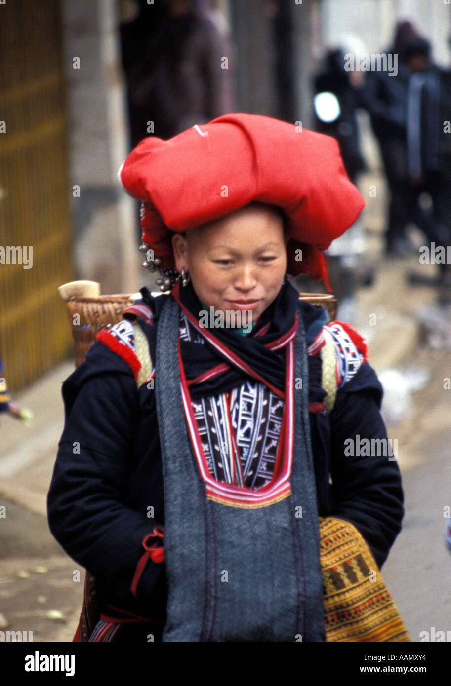 Red Dao Hill Stamm / ethnische Minderheit Frau hält die Hände warm, Sapa, Tonkinese Alpen, Nordvietnam Stockfoto