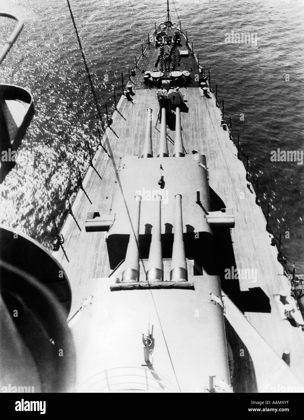 1940ER JAHRE WWII US NAVY SCHIFF CRUISER BOGEN VORSCHIFF DECK BIG GUN TURRETS ANKER KETTE Stockfoto