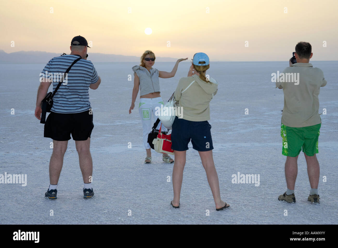 Gruppe von Touristen fotografieren die Sonne über Chott el Djerid Tunesien Stockfoto