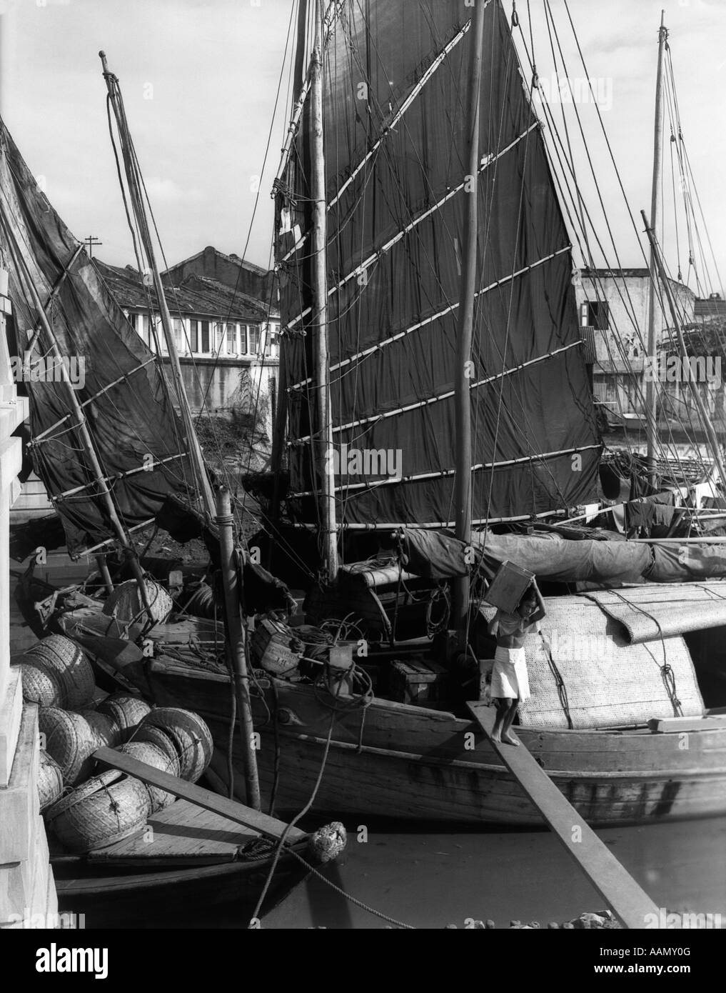 1920ER JAHRE 1930ER JAHRE NATIVE TRAGEN BOX GEHEN AUF PLANK ENTLADEN CHINESISCHE CARGO SCHIFFE INDUSTRIE HANDEL SINGAPUR Stockfoto