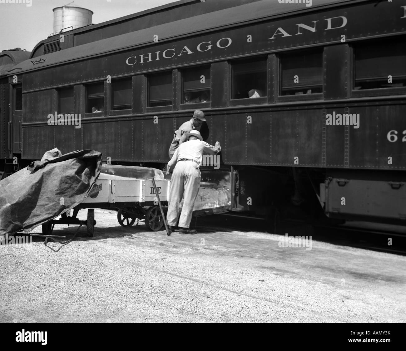 1930S 1940S STEUERN ZWEI EISENBAHNARBEITER KUCHEN EIS INBETRIEBNAHME KLIMA KLIMAANLAGE FÄCHER PASSAGIER EISENBAHN Stockfoto