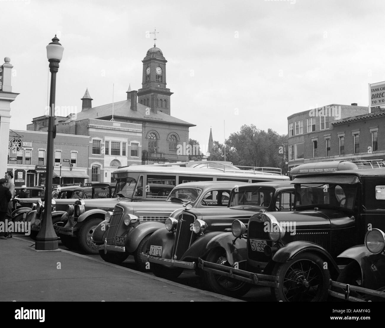 1930ER JAHRE BUSSE AUTOS GEPARKTEN SMALL TOWN SQUARE KLEINSTADT CLAREMONT NEW HAMPSHIRE USA Stockfoto