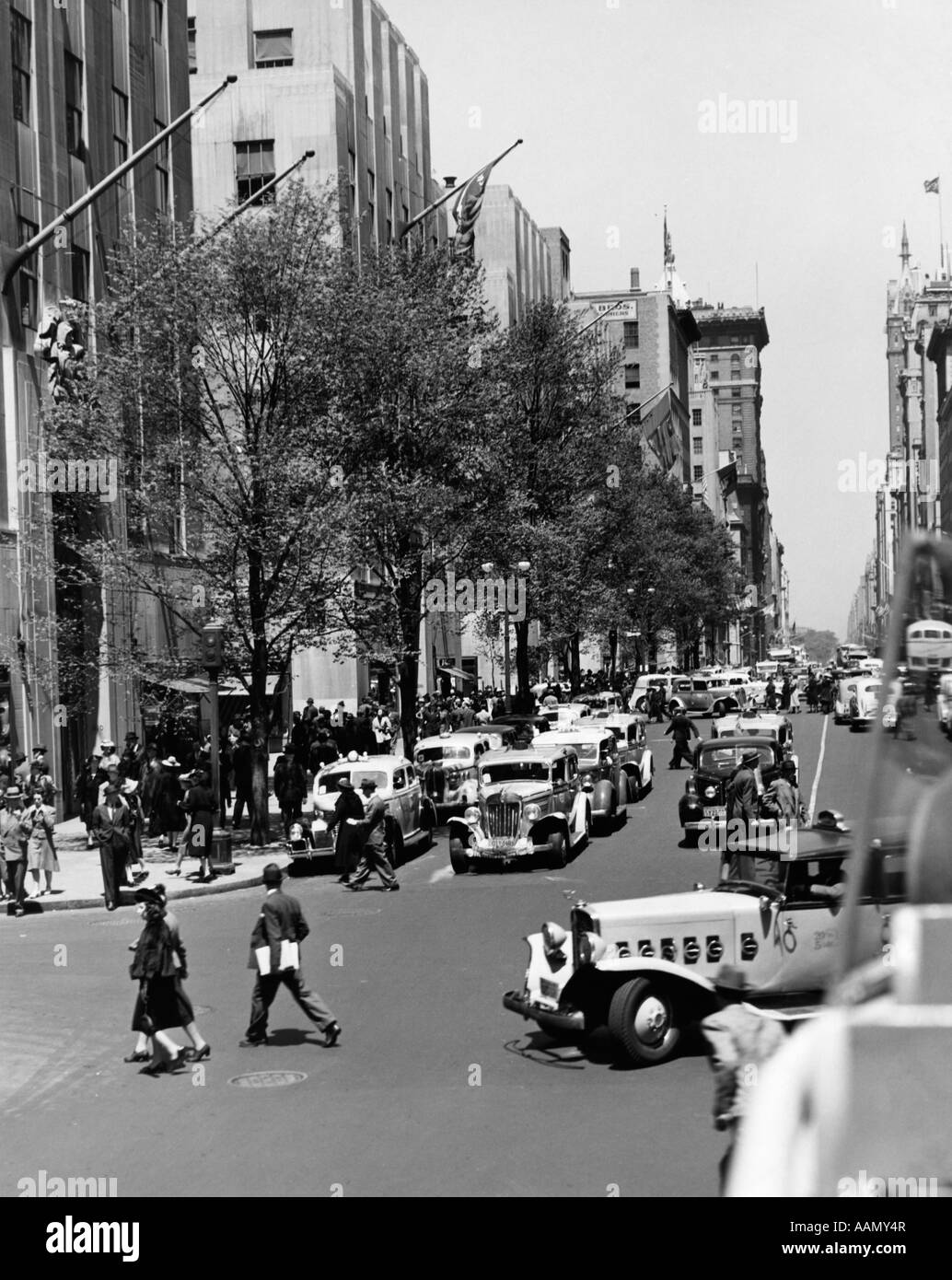 1930ER JAHREN 1940ER JAHRE 1939 ROCKEFELLER CENTER AUTO- UND FUßGÄNGERVERKEHR FIFTH AVENUE IN NEW YORK CITY USA Stockfoto