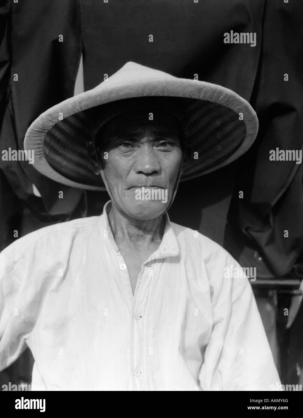 1930ER JAHRE ALTE RIKSCHA KULI PORTRAIT ERNSTEN TRAGEN STROHHUT ARBEITER BEDEUTET UNGLÜCKLICH AUSDRUCK YOKOHAMA JAPAN Stockfoto