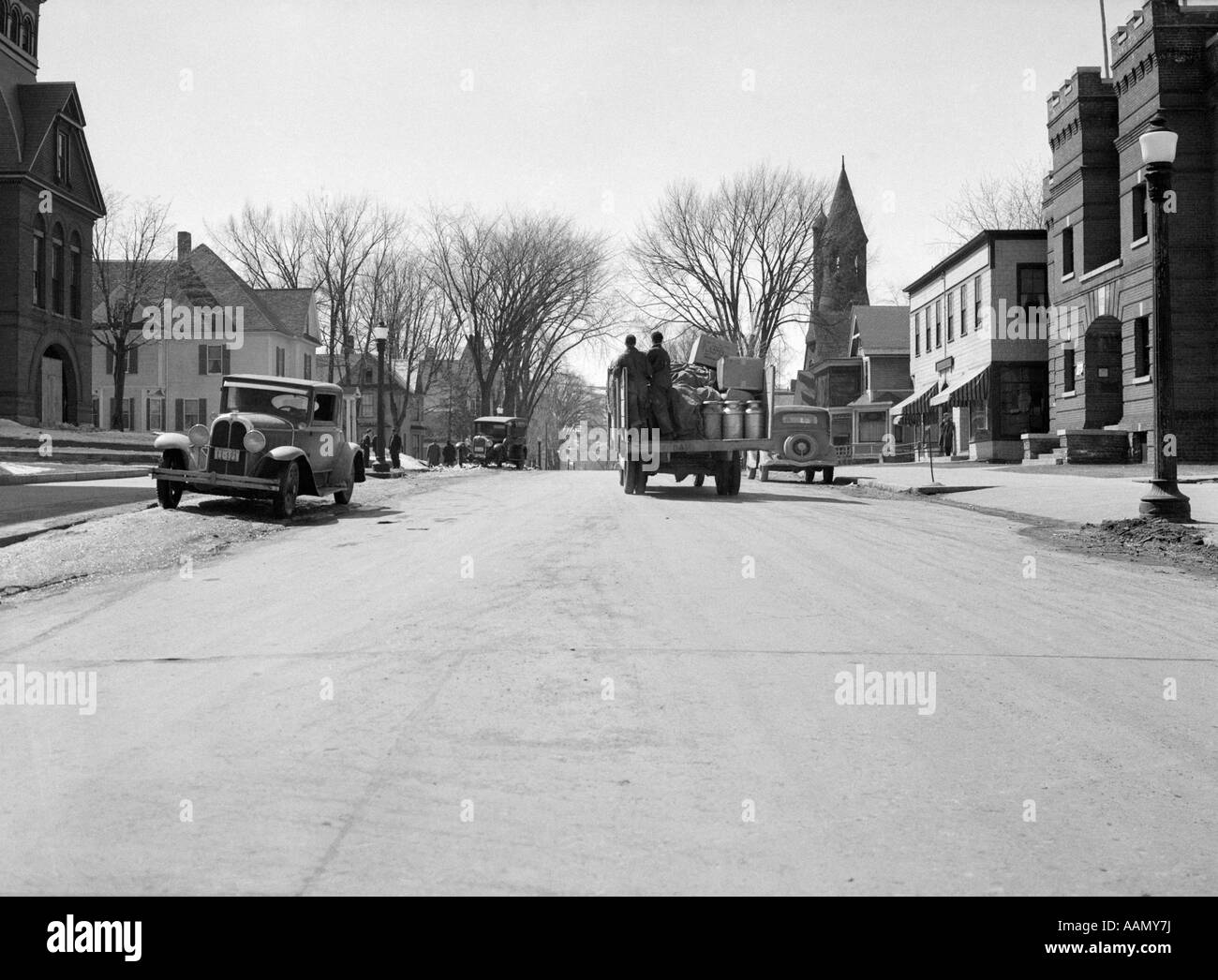 1930ER JAHREN LKW 1940ER KLEINSTADT AMERIKANISCHE AUTOS AUF MAIN STREET NEWPORT VERMONT USA Stockfoto