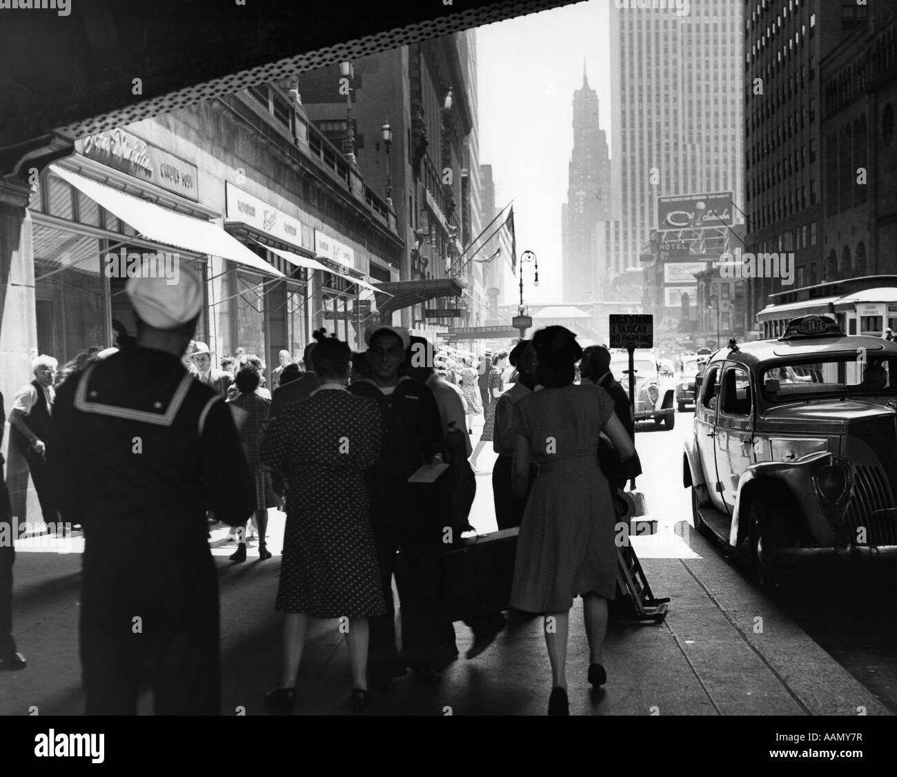 1940ER JAHRE GRAND CENTRAL STATION FUßGÄNGER SAILOR UNIFORM TAXI STORE MÄNNER FRAUEN 42ND STREET BÜRGERSTEIG NYC USA Stockfoto