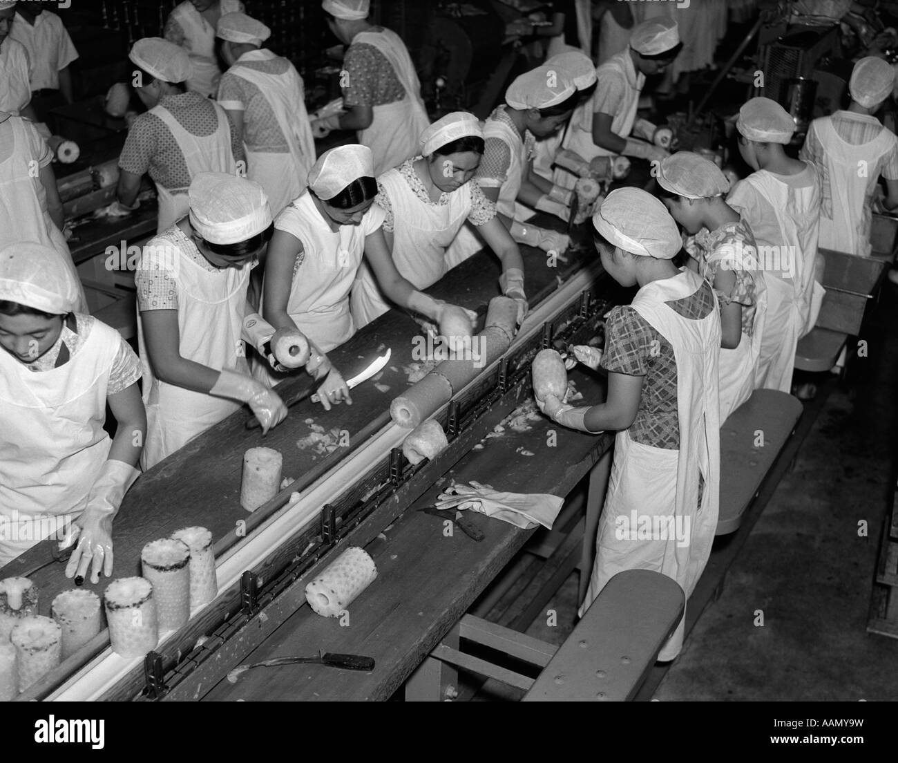 1930S 1940S GRUPPE VON FRAU ARBEITET IN ESSEN-AUFBEREITUNGSANLAGE IN HONOLULU HAWAII SCHNEIDEN ANANAS VORBEREITEN DER DOSEN WERDEN ARBEITNEHMER Stockfoto
