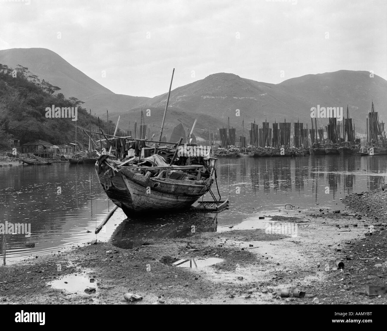 1920S 1930S ABERDEEN HAFEN MIT CHINESISCHEN DSCHUNKEN HONGKONG CHINA Stockfoto