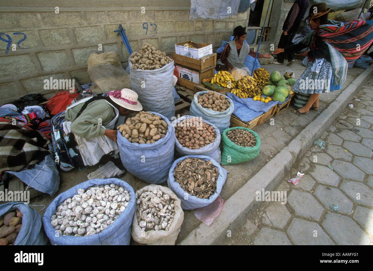 Straßenhändler verkaufen Bananen-Melonen und eine Vielzahl von Kartoffeln auf einem Freiluftmarkt in der Bergbau-Stadt Oruro-Bolivien Stockfoto