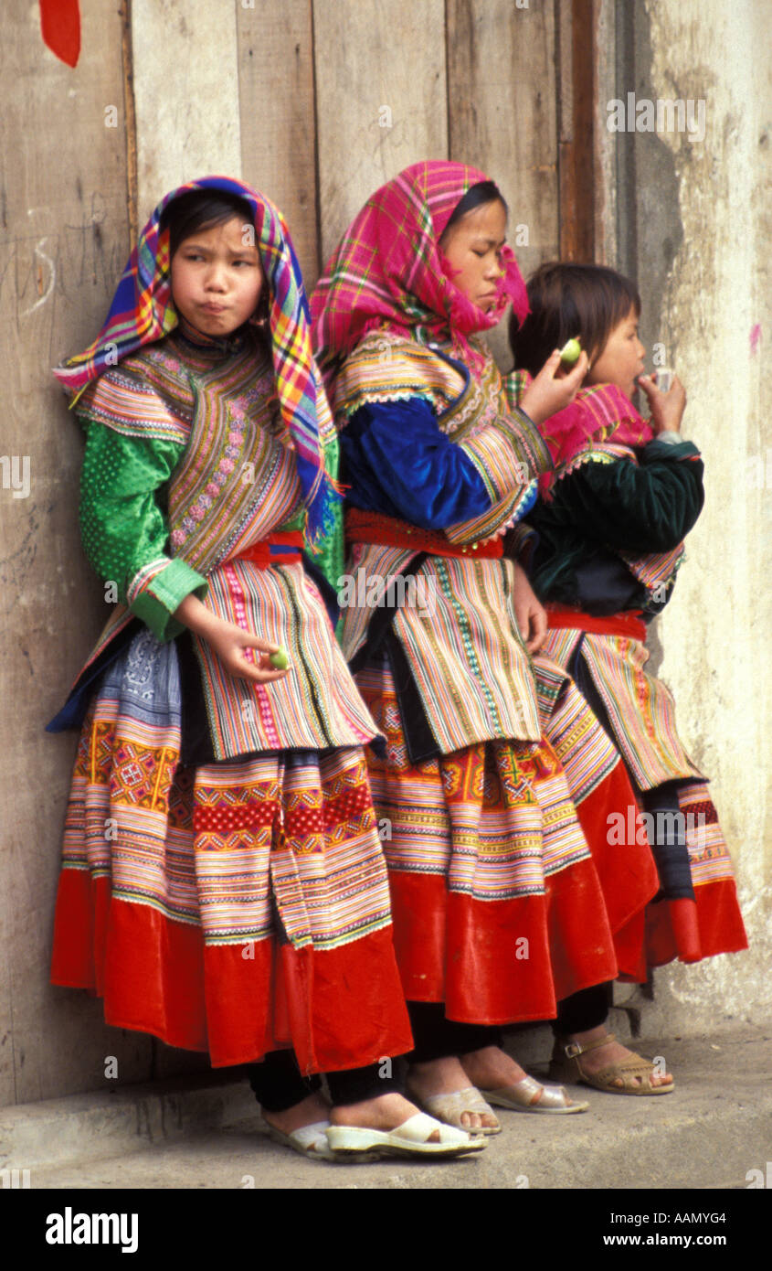 Blume Hmong ethnischen Minderheit Mädchen warten in Tür, Bac Ha, Tonkinese Alpen, Nordvietnam Stockfoto