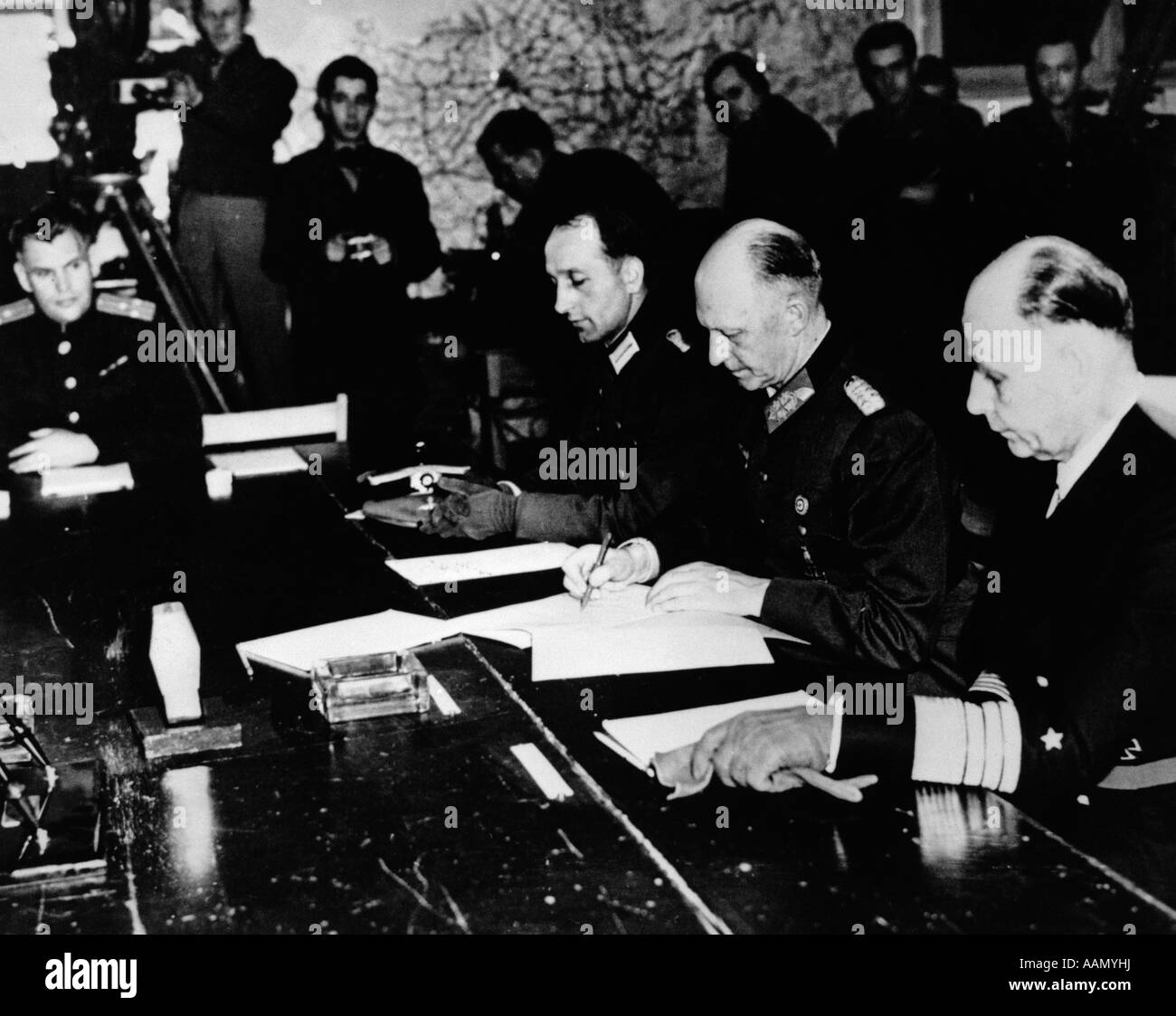1940ER JAHREN KAPITULATION DEUTSCHER GENERAL JODL ZEICHEN UNTERZEICHNUNG PAPIERE 7. MAI 1945 RHEIMS FRANKREICH Stockfoto