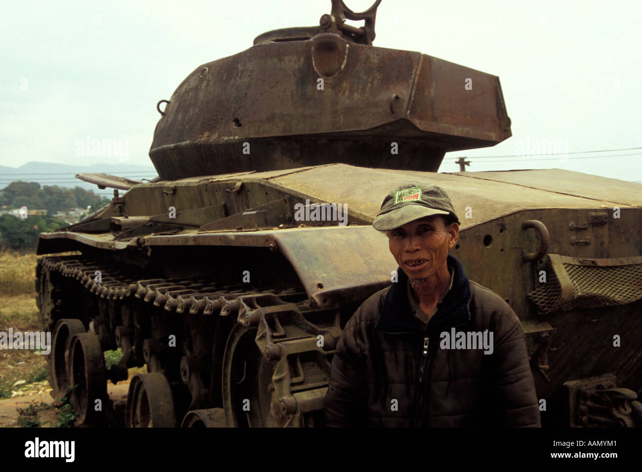 Kriegsveteran posiert neben Panzer aus Vietnam Krieg, Dien Bien Phu, Nordvietnam Stockfoto