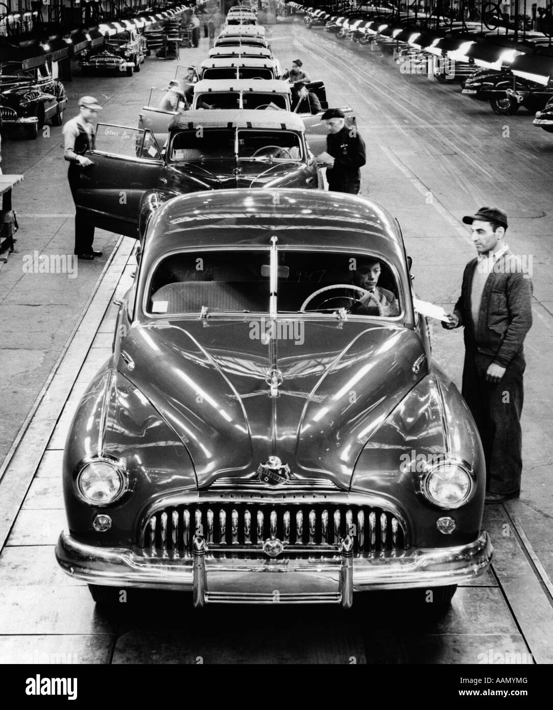 1950ER JAHRE BUICK AUTOMOBIL FLIEßBAND DETROIT MICHIGAN FRONTALEN ANSICHT Stockfoto