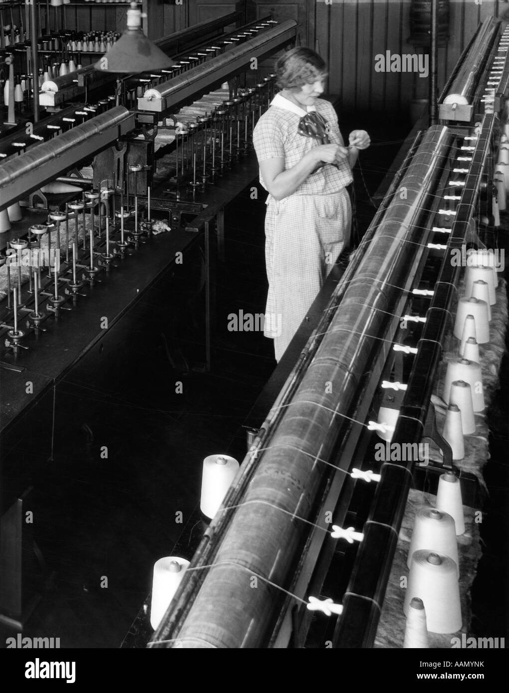 1920S 1930S FRAU ARBEITER EINFÄDELN SPULE INDUSTRIELLE SEIDE WICKLUNG FABRIK PHILADELPHIA PA MASCHINE TEXTILE SPULEN Stockfoto