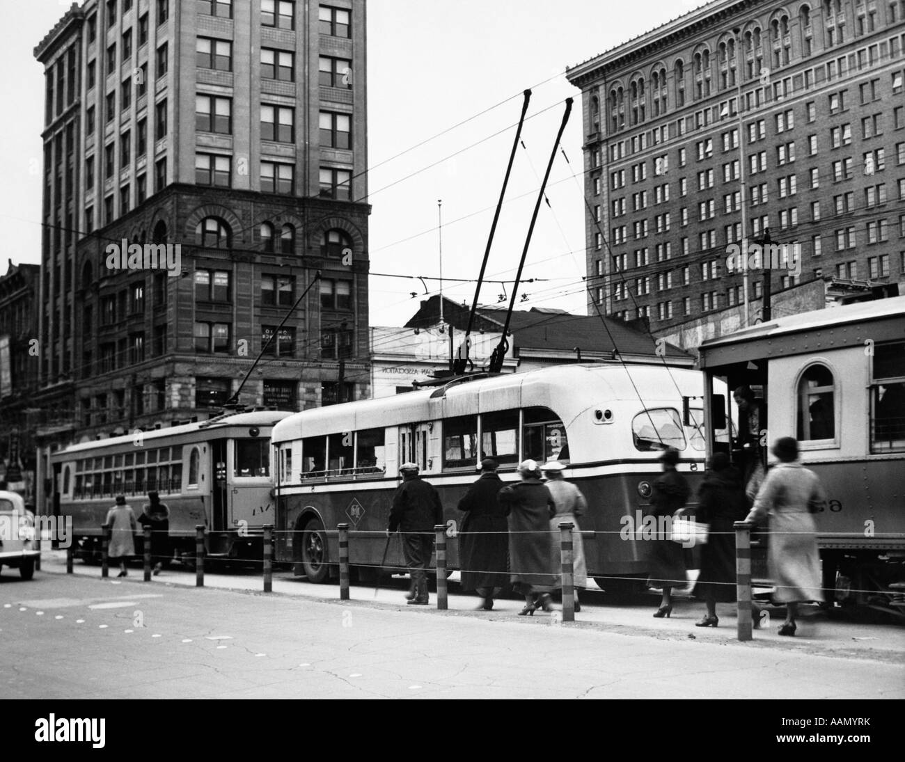 1930S 1940S LINIE MODERNE TROLLEY BUS AUTOS MÄNNER FRAUEN PENDLER STADT TRANSPORT DAYTON OHIO Stockfoto