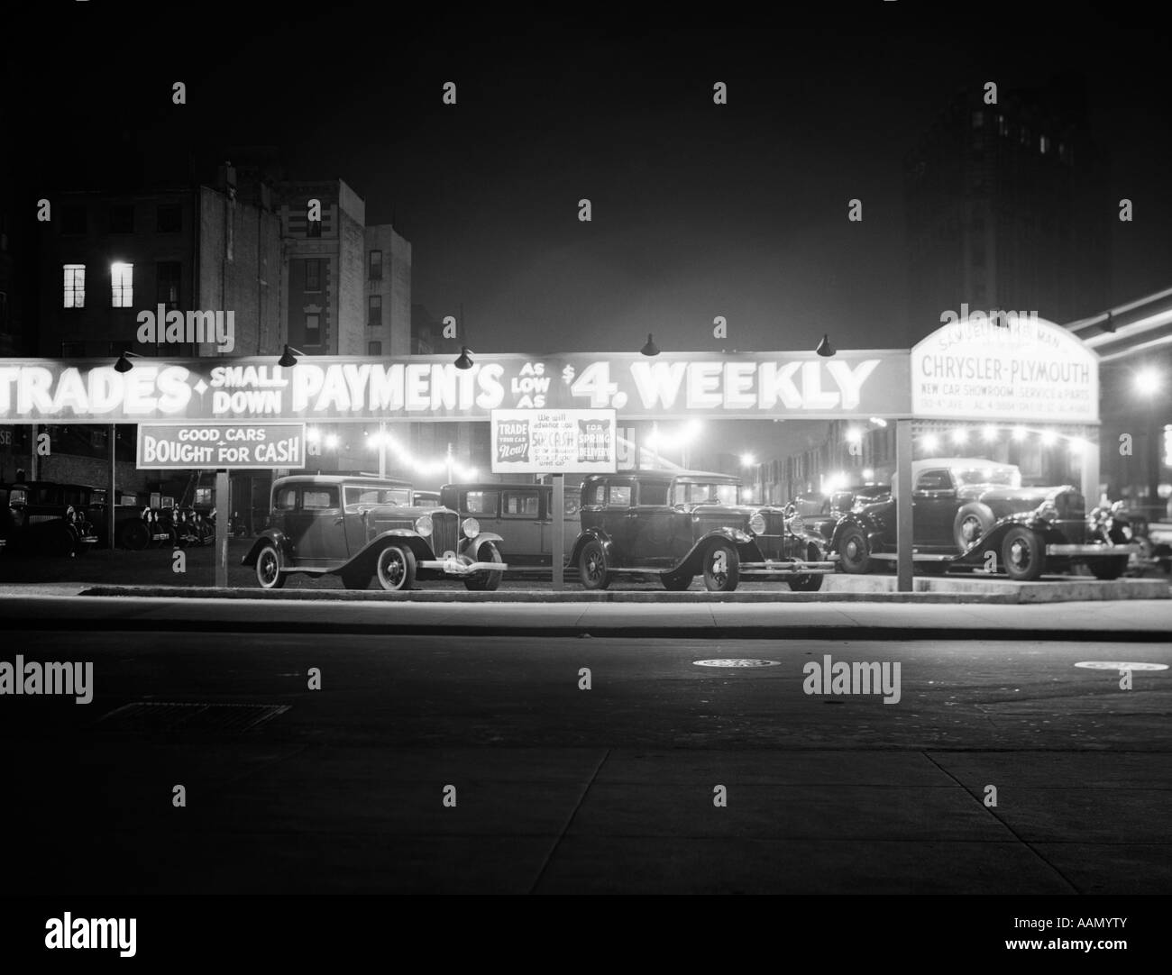 1930ER JAHREN NEU- UND GEBRAUCHTWAGEN VIEL NACHT STADT GREENWICH VILLAGE AUTO KFZ AUTOMOBIL VERTRIEB SECHSTE AVENUE IN NEW YORK UND WAVERLY Stockfoto