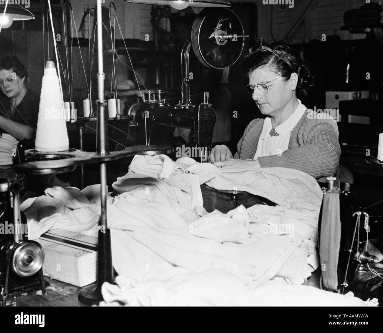 1930ER JAHREN FRAU WORKER BETRIEB VEREDELUNG MASCHINE STRICKEN MÜHLE MANCHESTER CT Stockfoto
