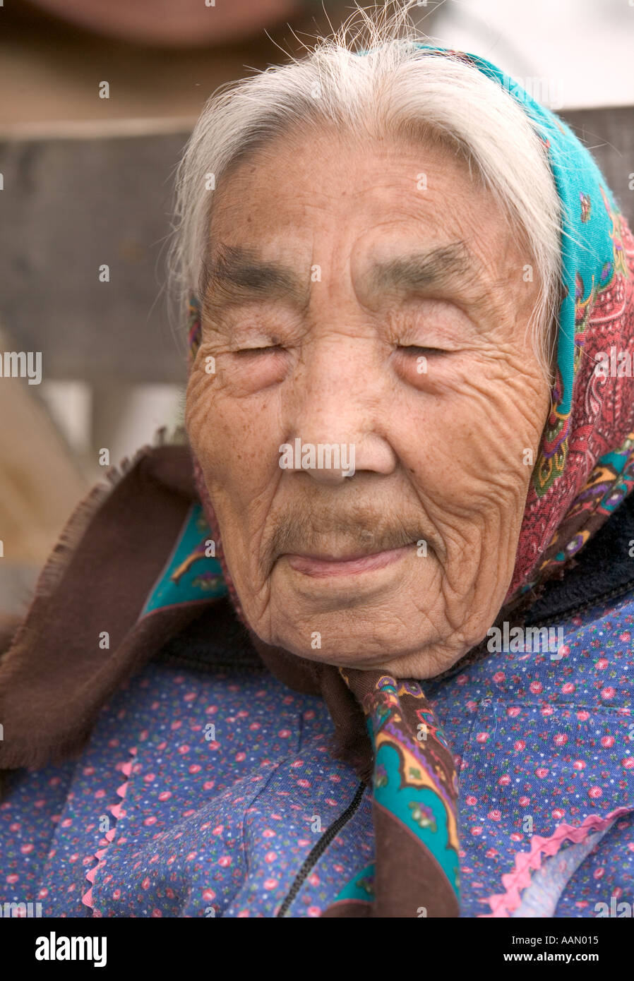 Lola Everson ein Eskimo Dorfälteste auf Shishmaref in Alaska Nickerchen Stockfoto