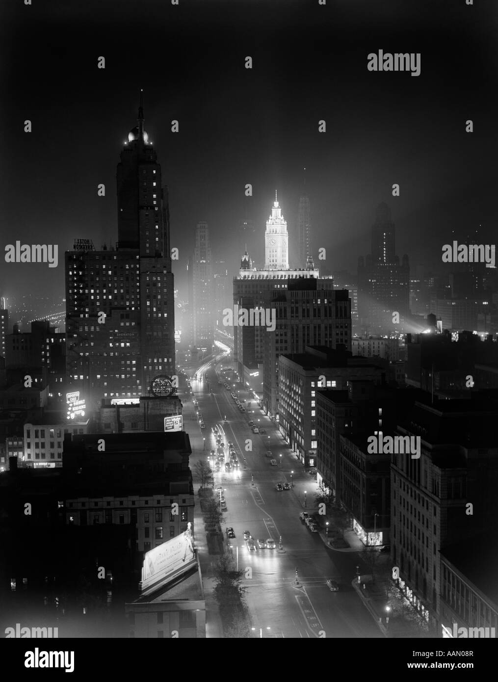 1950ER JAHRE NACHT LUFT CHICAGO ILLINOIS BLICKTE AUF DER MICHIGAN AVENUE Stockfoto