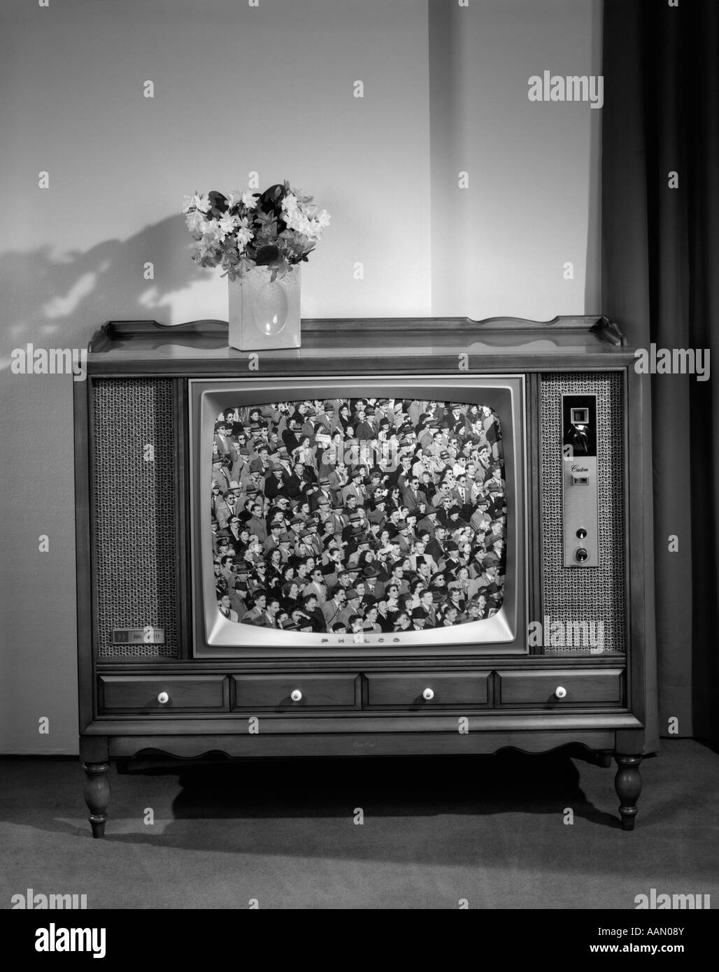 1960ER JAHREN FRONTALEN BLICK AUF FERNSEHER MIT MENSCHENMASSEN TRIBÜNE ON SCREEN Stockfoto