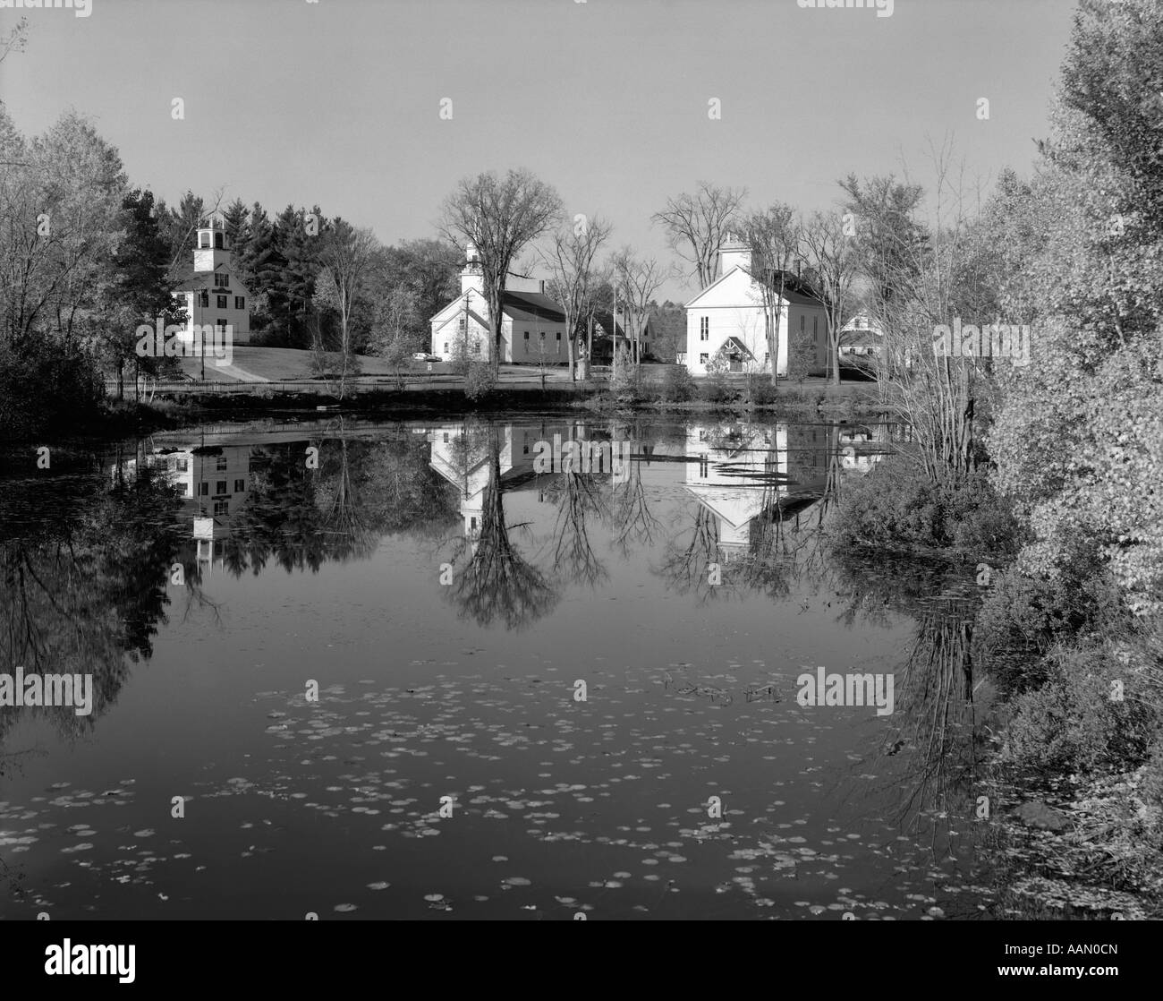 1950ER JAHREN KLEINE STADT WEIß ÖFFENTLICHE GEBÄUDE RUND UM SEE FRÜHLING KIRCHE SCHULE RATHAUS Stockfoto