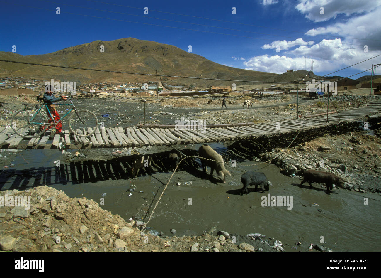 Eine alte Brücke, die über ein stark verschmutzter Fluss verläuft durch die Bergbaustadt Huanuni Oruro Department Bolivien Stockfoto