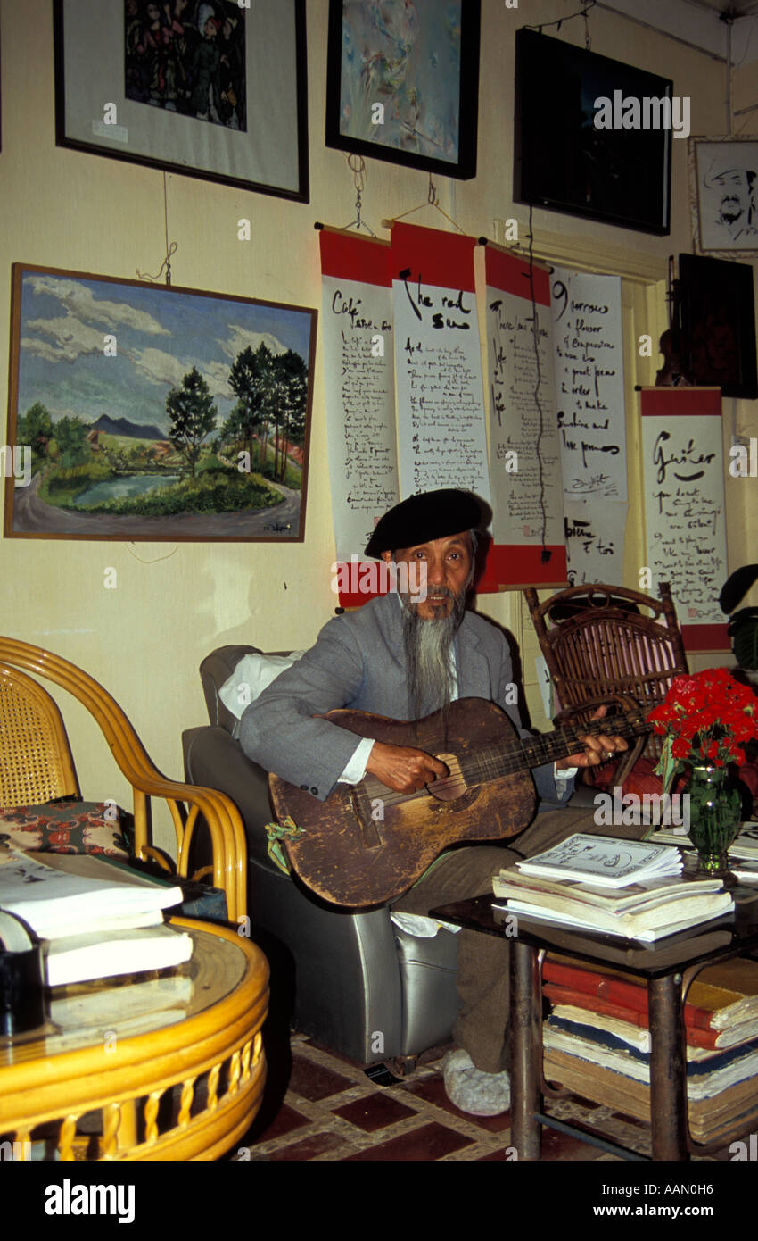 Böhmischer Dichter Duy Viet spielt Gitarre in seiner Heimat/Cafe/Studio, Dalat, Vietnam Stockfoto