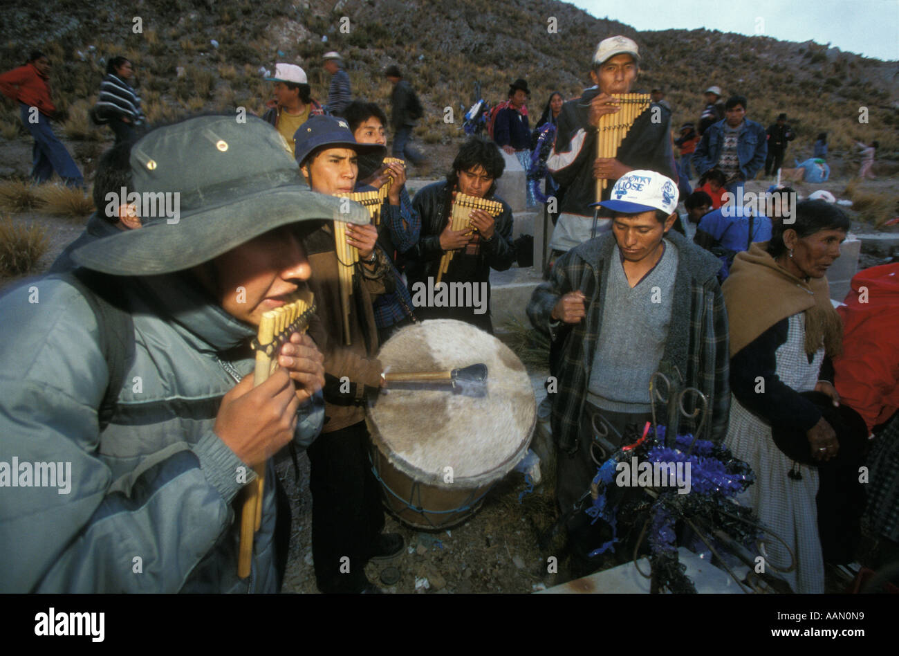 Musiker spielen traditionellen Musik mit Panflöte in einem offenen Friedhof in Todos Santos oder Allerheiligen in Oruro, Bolivien Stockfoto