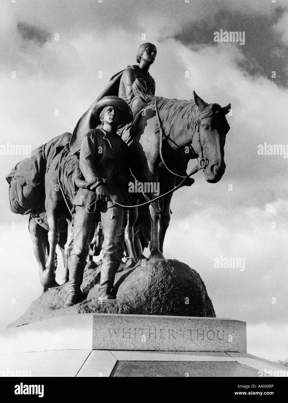 STATUE DER PIONIERIN AUF PFERD UNTER DER LEITUNG VON MANN IN KANSAS CITY MISSOURI PENN VALLEY PARK Stockfoto