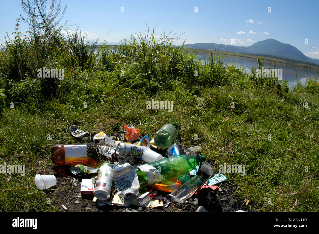 Müll in der Nähe See Stockfoto