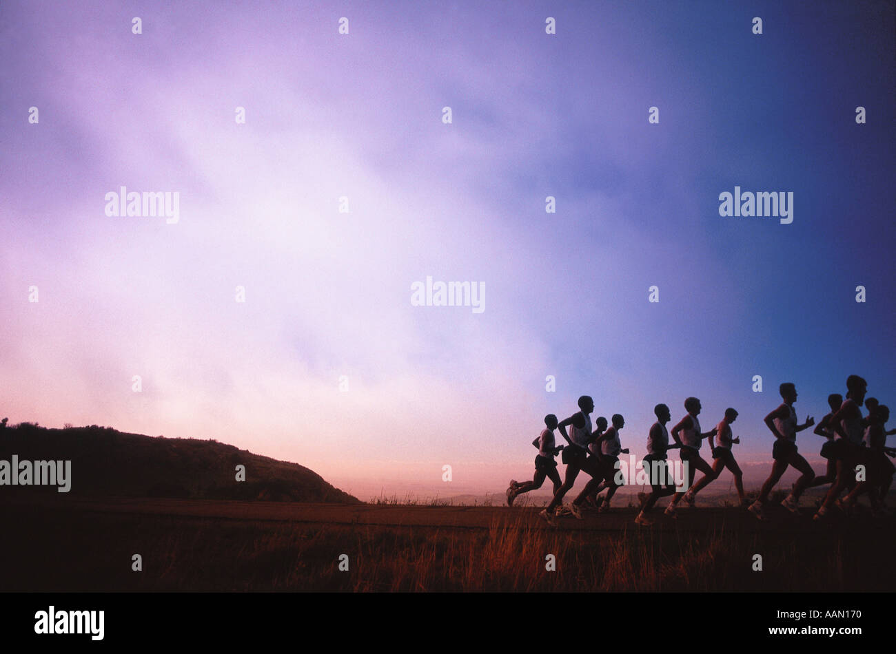 Gruppe von Läufern, die Silhouette bei Sonnenaufgang Stockfoto