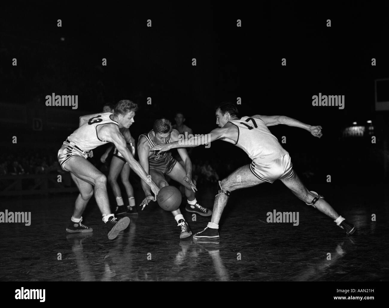 1940ER JAHREN BASKETBALL SPIEL IM GANGE Stockfoto