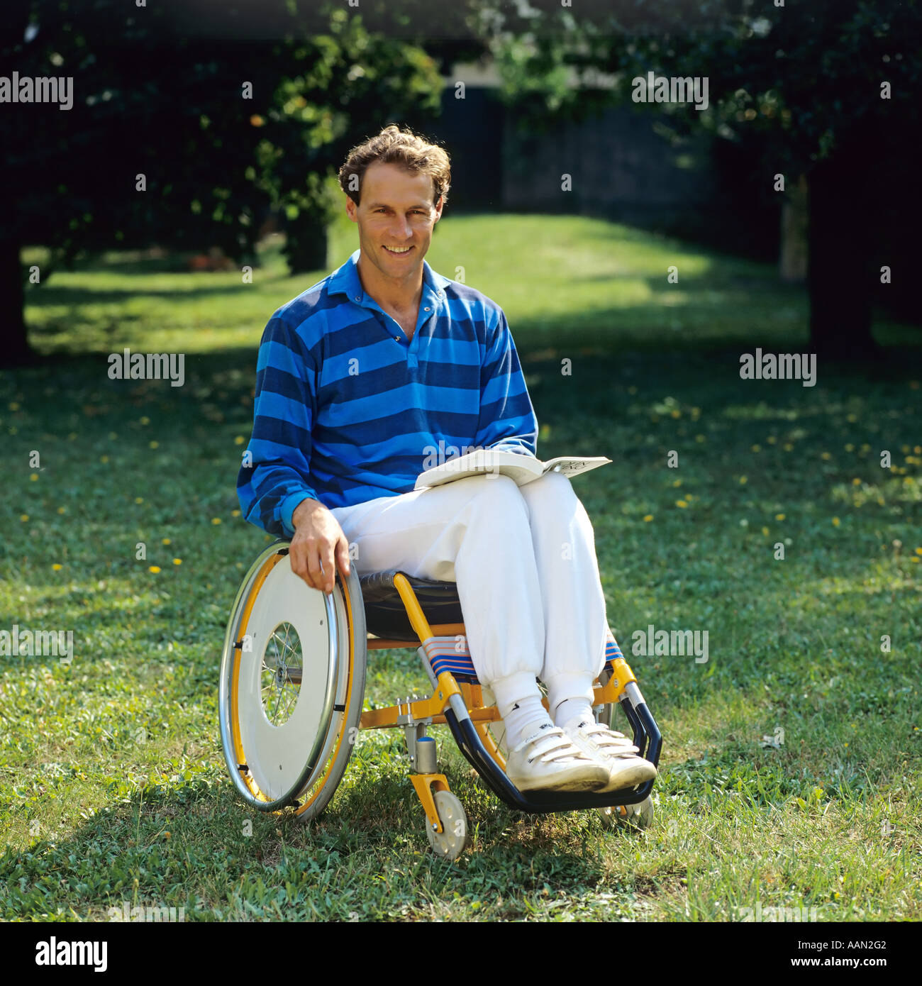 Behinderte Menschen im Rollstuhl im Garten Stockfoto