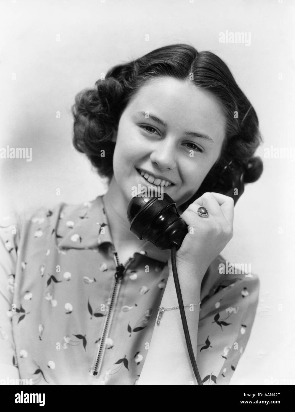 1940S 1930S TEEN GIRL AM TELEFON SPRECHEN Stockfoto
