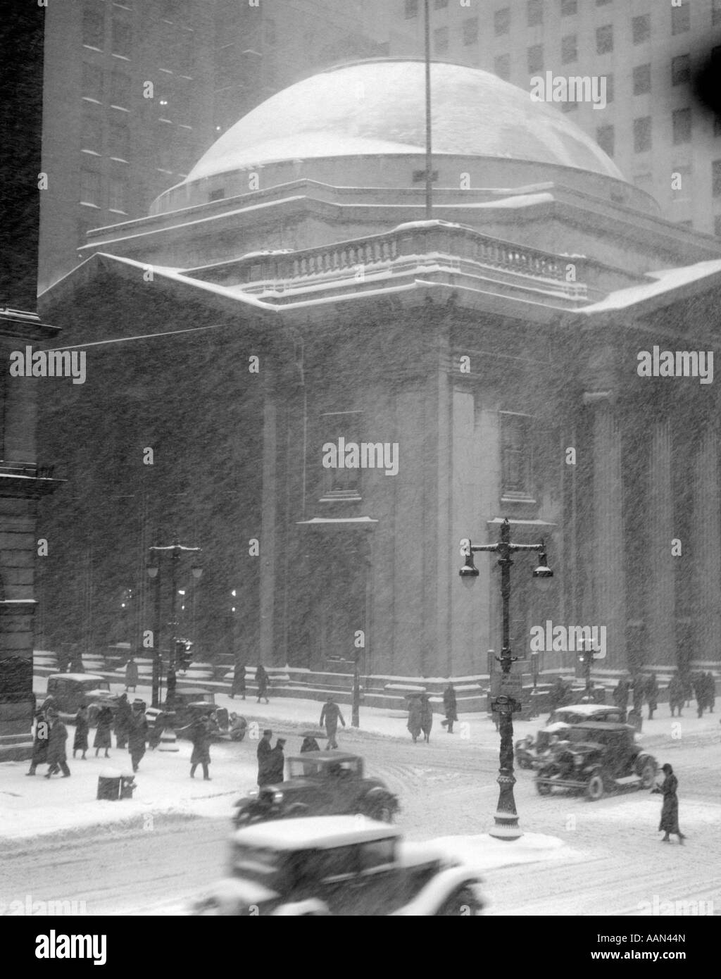 1930ER JAHREN GIRARD BANKGEBÄUDE PHILADELPHIA PA FUßGÄNGER STRAßE LAMPEN AUTOS IM SCHNEE STURM Stockfoto