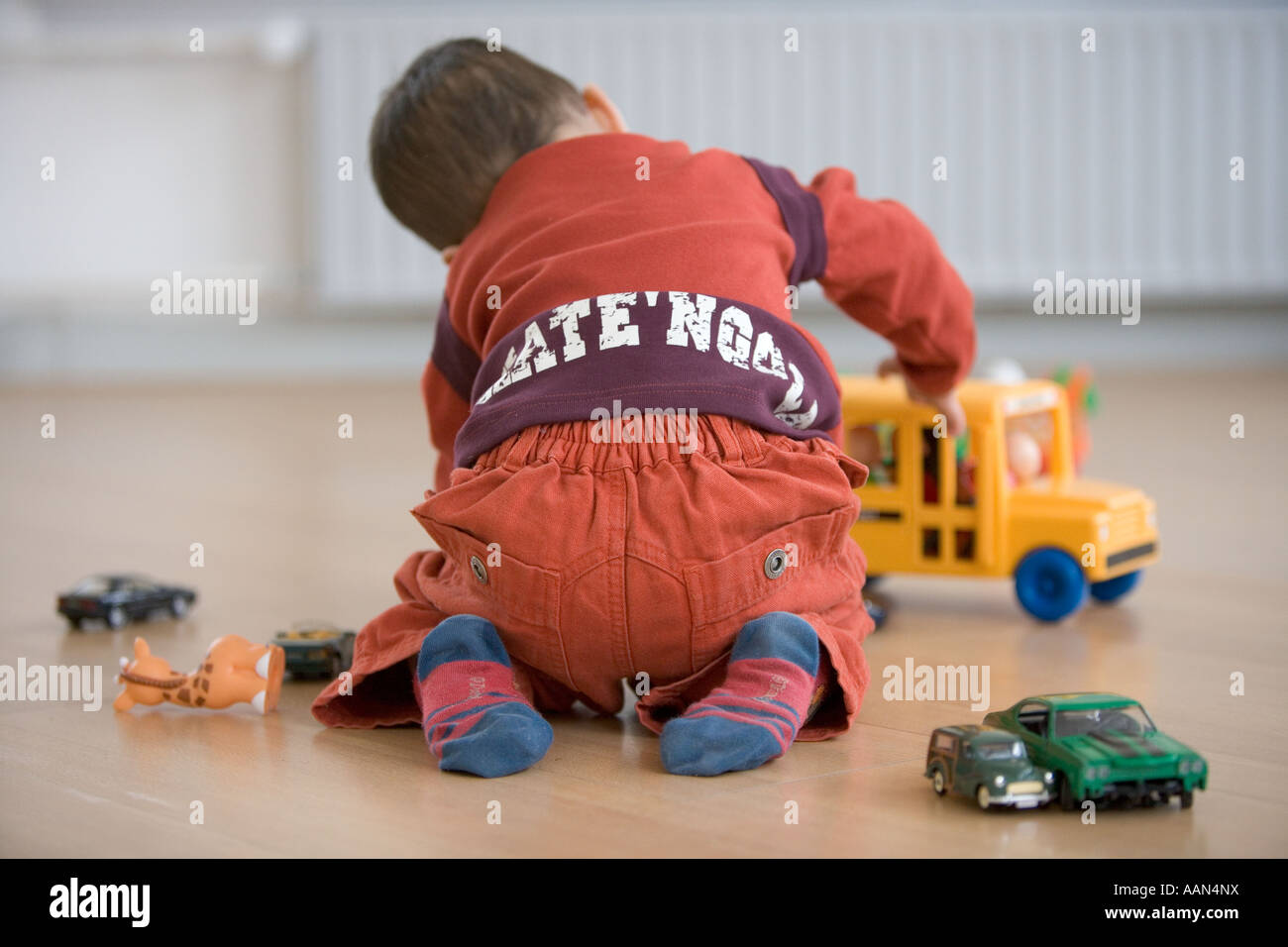 Rückseite eines kleinen Jungen spielen mit Spielzeug-Auto Stockfoto